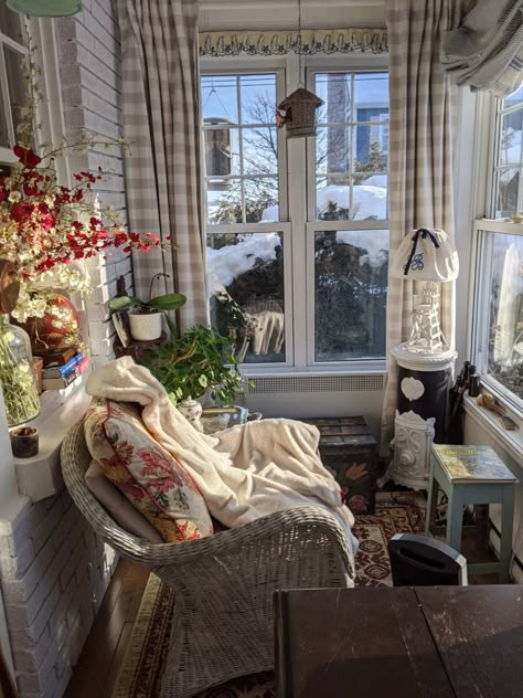 Grandma Apartment Aesthetic, Cottage Core Balcony, Cottage Core Apartment Aesthetic, Cozy Grandma Aesthetic, Granola Grandma Aesthetic, Cozy Grandma House, Grandma Home Aesthetic, Granny Apartment, Cool Grandma Aesthetic