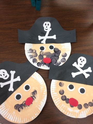 75 Paper plate crafts for kids with pictures. Kids crafts with paper plates for every occasion: animals, hats, activities, holidays, masks and much more! Pirate Preschool, Pirate Activities, Pirate Crafts, Paper Plate Crafts For Kids, Nursery Activities, Preschool Projects, Pirate Art, Daycare Crafts, Paper Plate Crafts