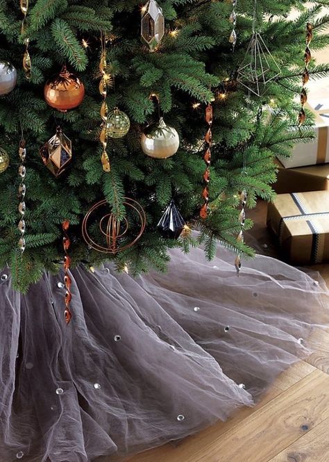 Fluffy Christmas Tree Skirt, Tulle Christmas Tree Skirt Diy, Tulle Christmas Decorations, Tulle Christmas Tree Skirt, Tulle Christmas Tree, Tulle Christmas Trees, Tree Shirts, Diy Christmas Tree Skirt, Peppermint Tree