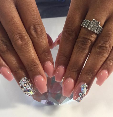 Nye Nails Gel Short, Nye Nails Gel, Nude And Gold Nails Short, Las Vegas Nails Ideas Glitter, Las Vegas Nails Ideas, Vegas Nails Ideas, Gold Nails Short, Nude And Gold Nails, Nails Gel Short