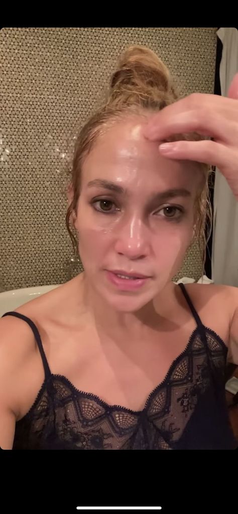 Jennifer Lopez just showed her real skin texture without any makeup- CosmopolitanUK Jennifer Lopez Without Makeup, Real Skin Texture, Jennifer Lopez Videos, Jlo Beauty, Jennifer Lopez Dress, Crying Face, Real Skin, No Makeup, Without Makeup