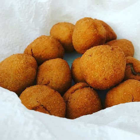 Deep Fried Stuffed Green Olives, Fried Stuffed Olives, Stuffed Olives Recipe, Olive Balls, Air Fryer Doughnut Recipe, Italian Fries, Fried Olives, Stuffed Olives, Olive Recipes