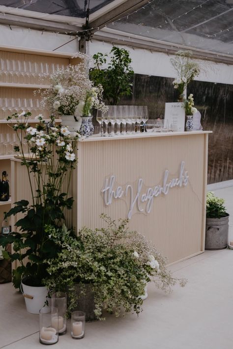 A glamorous backyard wedding in Germany that was all about the party Wedding Bar Display, Outdoor Wedding Bar, Wedding Bar Decor, Bar Aesthetic, Backyard Reception, Cocktail Hour Wedding, Event Bar, Bar Set Up, Diy Bar