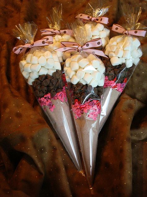 Hot chocolate favors. Use multi-colored sprinkles for holidays Hot Chocolate Favors, Chocolate Cone, Hot Chocolate Cocoa, Săpunuri Handmade, Navidad Diy, Christmas Gift Baskets, Christmas Goodies, Holiday Treats, Christmas Treats