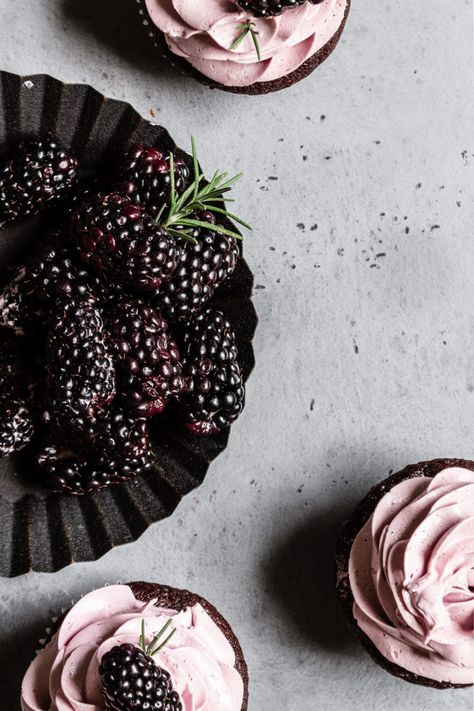 Rosemary Chocolate Cupcakes are moist, and extremely easy to make. Rosemary Cupcakes, Blackberry Frosting, Blackberry Dessert Recipes, Blackberry Buttercream, Cupcake Recipes From Scratch, Blackberry Recipes, Queens Wallpaper, Cupcake Bakery, Cupcake Recipes Chocolate