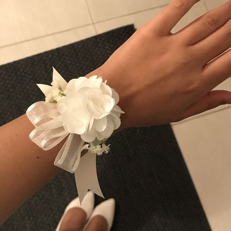 School Farewell Ideas, Bridesmaid Bracelet Flower, School Farewell, Flower Bracelet Wedding, Farewell Ideas, Ribbon Bracelets, Broken Screen, Wedding 2025, Wedding White