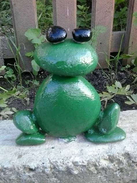 Frog Yard Art Garden Ideas, Frog Garden Decor, Frog Pebble Art, Diy Frog Decor, Frog Rock Painting Ideas, Frog Yard Art, Rock Frog, Frog Rock, Rock Crafts Diy