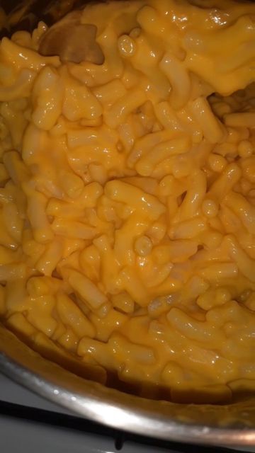 Acclaimed Eats w/ Jae on Instagram: "THE MAC WAS MACCIN YALL WE FINNA EAT GOOD WITH THIS SOULFUL KRAFT MAC OKAYYY🗣 #food #kraft #foodie #instafood #ketodiet #foodstagram #yummy #instagood #reelsinstagram #follow #foodblogger #foodlover #like #delicious #homemade #healthyfood #photooftheday #picoftheday #photography #foodgasm #foodies #tasty #cookingathome #macandcheese #best #bhfyp #acclaimedeats #instagram #healthy #keto" Fancy Kraft Mac And Cheese, Mac Cheese Aesthetic, Kraft Mac And Cheese, Mac Amd Cheese, Kraft Mac And Cheese Aesthetic, Mac N Cheese Kraft, Mac Abd Cheese, Mac And Cheese Pasta, Kraft Mac N Cheese