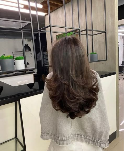 Bubble Hair Dye Korean, Hair Cuts Ideas Medium Straight, 90 Layered Haircut Medium, Hair Cuts Ideas Medium, Blowout Haircut, Hair Curling Tips, Brown Hair Inspo, Layered Haircuts For Medium Hair, Hair Inspiration Long