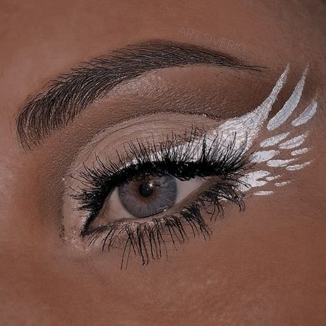 Light Fury Makeup, Angel Aesthetic Makeup, Bird Eye Makeup, Cherub Makeup, Bird Hairstyles, Snake Eyeliner, Fantasy Eyeliner, Eye Art Makeup, Genderfluid Makeup