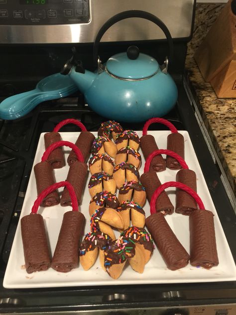 Ninja Party Treats. Hoho "nunchucks" and chocolate dipped fortune cookies Ninja Party Food Ideas, Ninja Birthday Food Ideas, Ninja Birthday Snacks, Ninja Party Food, Ninja Party Favors Kids, Ninja Party Ideas, Academia Birthday, Ninja Themed Birthday Party Games, Naruto Party Ideas