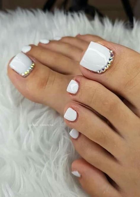 Pedicure Designs Toenails White, White Pedi With Designs, White Pedicure Toenails Rhinestone, Foot Nails Ideas, Pearl White Pedicure Toenails, Toe Pics White Nails, White Pedicure, Simple Toe Nails, Feet Nail Design