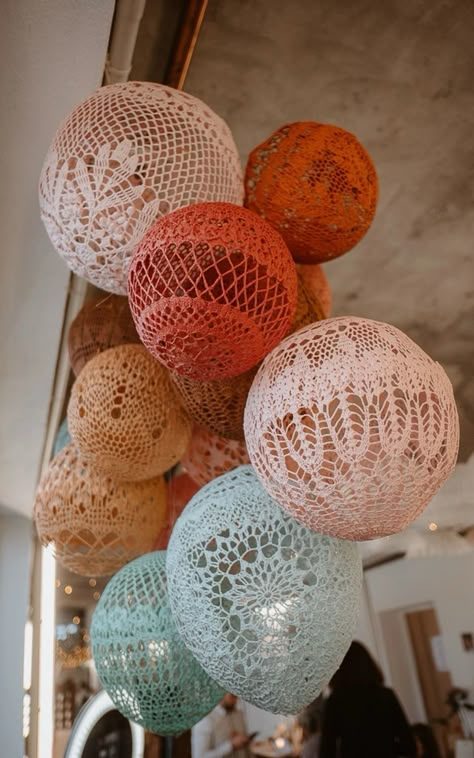 Doilies Diy, Crochet Lamp, Doilies Crafts, Diy Lampe, Diy Lamp Shade, Crafty Craft, Diy Lighting, Crafts To Do, Vintage Linens