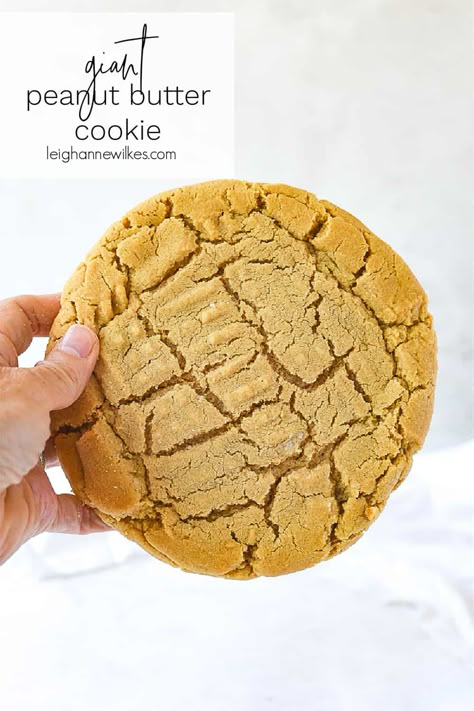 This Giant Peanut Butter Cookie is the size of your hand and the perfect size cookie for 1-2 people, depending on if you want to share. Cookies For 2, Desserts For 2, Jumbo Cookies, Small Batch Desserts, Giant Chocolate Chip Cookie, Small Batch Baking, Small Batch Recipes, Cookies Peanut Butter, Farmers Market Recipes