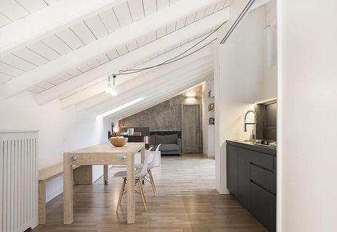 Come arredare una mansarda: idee da 5 case in Italiaelledecoritalia Renovation Stairs, Attic Nook, Attic Shelves, Loft Attic, Attic Staircase, Attic Lighting, Attic Window, Attic Playroom, Attic Flooring