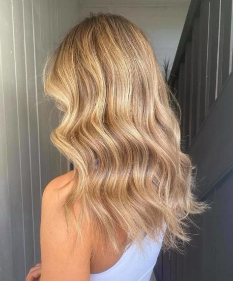 Bob With Honey Blonde Highlights, Low Maintenance Strawberry Blonde Hair, Bright Honey Blonde, Golden Honey Blonde Hair, 90s Blonde, Blonde 2024, Natural Golden Blonde, Hair Color Ideas For Spring, Light Strawberry Blonde