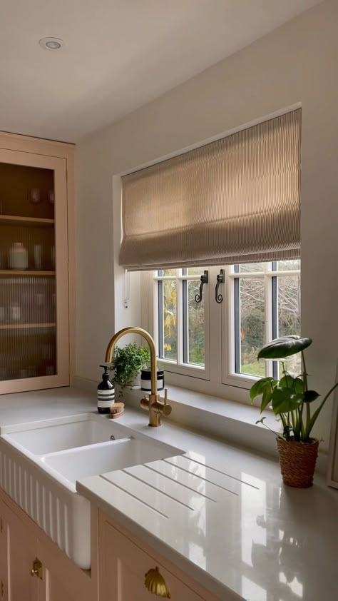 If you’re looking for elegant kitchen design, @our.home.in.dorset has the perfect inspiration for you. The crisp white walls and countertops create a sleek look, and the peachy pink cabinetry adds a playful touch. Our Devon Stripe Sand Roman Blind helps draw both aspects of the space together and infuses the room with warmth. Plus, with our no drill Click2Go headrail, your blind will be up in mere minutes – no tools required!.
#homedecor #interiordesign #homedesign #homedecoration Roman Blinds Living Room, Kitchen Window Design, Elegant Kitchen Design, House Interior Design Styles, Smart Home Design, Kitchen Design Plans, House Design Kitchen, Roman Blind, Kitchen Room Design