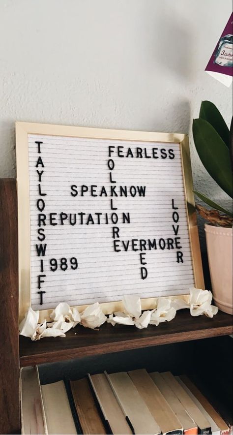 Taylor Swift Aesthetic Home Decor, Taylor Swift Inspired Home Decor, Taylor Swift Lover House Rooms, Subtle Swiftie Decor, Taylor Swift Rooms Ideas, Taylor Swift Inspired Dorm Room, Bedroom Decor Taylor Swift, Reputation Room Decor, Taylor Swift Dorm Room Ideas