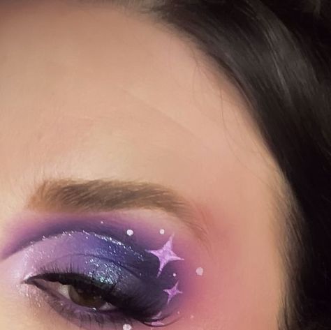 About Face Matte Fluid Eye Paint, Fairy Makeup Purple, Violet Makeup Look, School Eyeliner, Light Purple Makeup Looks, Purple Makeup Ideas, Amethyst Aesthetic, Violet Palette, Matte Fluid Eye Paint