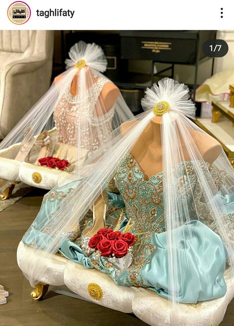 Qejz Ideas, Gown Packing Ideas For Wedding, Dresses Packing Ideas, Bridal Dress Packing, Wedding Dala, Dress Packing, Wedding Gift Hampers, Wedding Platters, Indian Wedding Gifts