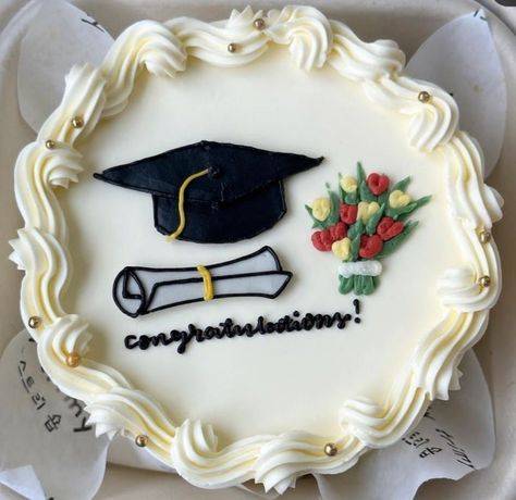 Law Cake Design, Graduation Cake Ideas Aesthetic, Graduation Cakes Aesthetic, Grad Dinner Ideas, Senior Cake Ideas, You Did It Cake, Bento Cake Graduation, Graduation Bento Cake, Aesthetic Graduation Cake