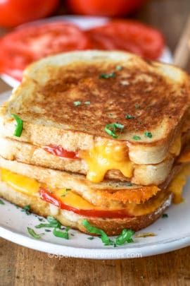 The Best Chili Recipe - Spend With Pennies Grilled Cheese Tomato Sandwich, Tomato Grilled Cheese Sandwiches, Cheese And Tomato Sandwich, Cheese Recipes Easy, Spend With Pennies Recipes, Tomato Grilled Cheese, Grilled Cheese Rolls, Cheese With Tomato, Grilled Mac And Cheese