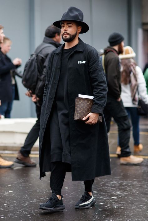 An on-trend young man on the streets of London wearing an all black menswear outfit. Outfit With Hat Men, All Black Outfit Men Street Styles, Full Black Outfit Men, All Black Streetwear, Black Menswear, Full Black Outfit, Yeezy Outfit, Black Outfit Men, Streets Of London