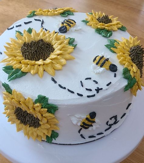 Bee Wedding Cake, Bee Baby Shower Cake, Elsa Birthday Cake, Round Birthday Cakes, Sunflower Cookies, Circle Cake, American Buttercream, Bee Cake, My Sunflower