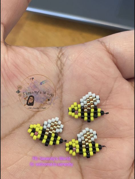 Bee Seed Bead, Beaded Bumble Bee, Weaving Kids, Weaving For Kids, Camp Activities, Diy Bracelets Tutorials, Schmuck Diy, Bee Crafts, Beaded Jewellery