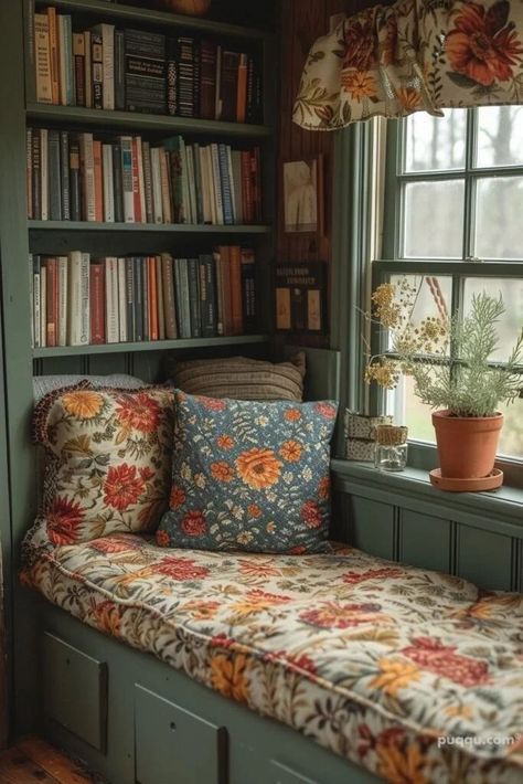 Warm Cozy Home Aesthetic, Hotel Portofino, Muebles Shabby Chic, Lots Of Books, Casa Vintage, Apartment Aesthetic, Dream House Interior, Home Library, Cozy Space