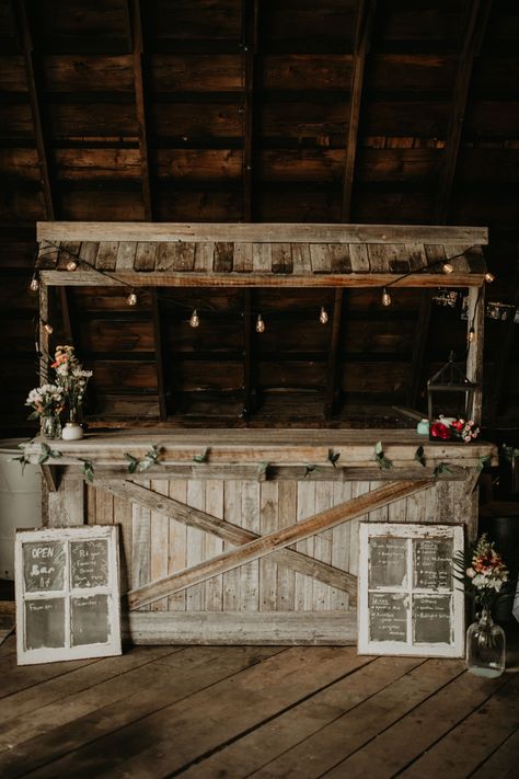 Cowboy Wedding Reception, Rustic Bar Wedding, Pole Barn Wedding Reception, Barn Bar Ideas, Western Barn Wedding, Western Wedding Reception, Cheap Country Wedding, Rustic Wedding Bar, Rustic Outdoor Bar