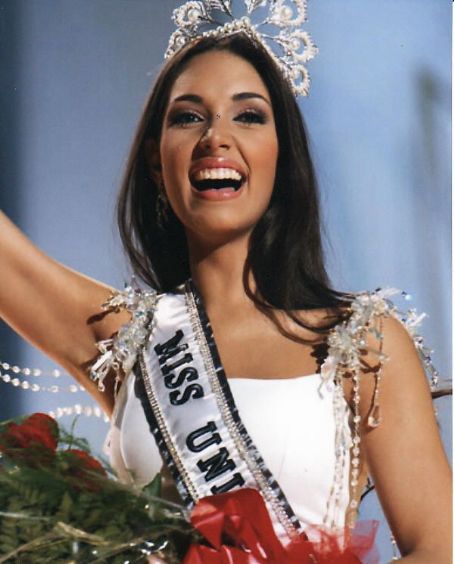 Amelia Vega, Miss Universe 2003  From Dominican Rep. Miss Universe 2003, Miss Universe 2007, Riyo Mori, Miss Universe 2000, Rolene Strauss, Pageant Aesthetic, Miss World 2014, Pageant Girls, Bride Crown