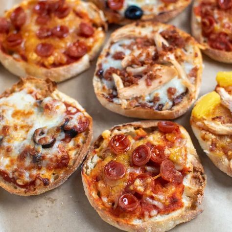 Air Fryer English Muffin Pizzas are the ultimate kid food; a mini version of their favorite dish! Here’s how to make English muffin pizzas in the air fryer so they don’t get soggy. Air Fryer English Muffin Pizza, Air Fryer English Muffin, Pizza Air Fryer, English Muffin Pizza, Large Air Fryer, French Bread Pizza, Pizza Muffins, Crispy Cheese, Kid Friendly Dinner