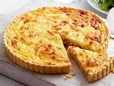 This is the traditional French savoury quiche recipe made with bacon, egg and cream. If you're not a confident pastry cook, you can make this dish using a sheet of frozen shortcrust pastry. Gluten Free Quiche Lorraine, Gluten Free Quiche, Quiche Lorraine Recipe, French Food Recipes, French Foods, Easy Quiche, Keju Cheddar, Pastry Cook, Onion Tart