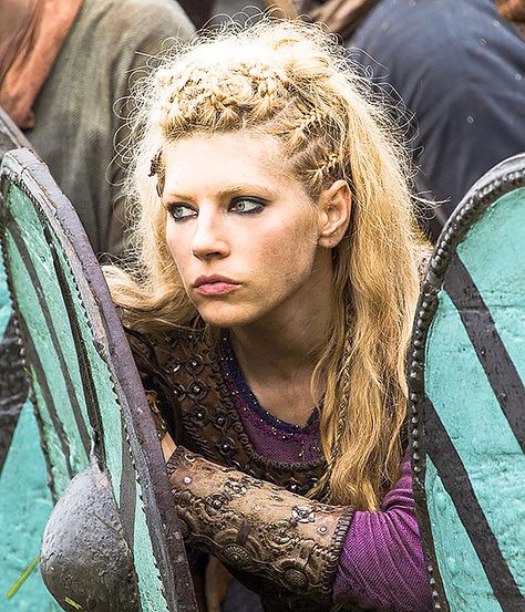 — Katheryn Winnick as Lagertha - Vikings season 4... Lagertha Vikings, Vikings Lagertha, Vikings Tv Show, Katheryn Winnick, Viking Hair, Shield Maiden, Travis Fimmel, Brave Women, Viking Warrior