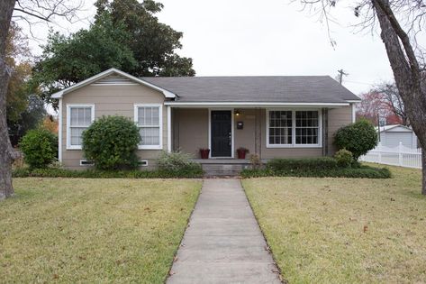 When Patti decided to move to Waco to be near her two sons, she was determined to find a house that would bring her joy. Chip and Jo delivered with a warm and welcoming home that produced both smiles and Small Ranch House Exterior, Johnny Jump Up Flowers, 1950s Bungalow, Small Ranch House, Cottage Tudor, Small House Renovation, Rental Makeover, Small House Remodel, Ranch Renovation