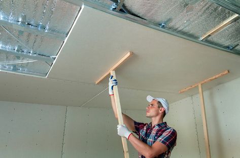 The Basics on Hanging Drywall on Ceilings The sheets of drywall on the ceiling are mounted perpendicular to the direction of the joists. The challenge with hanging ceilings, is moving the drywall into place. Particularly since larger sheets are lifted into this more obvious surface. 1. Marking ceiling joints Mark the position of the ceiling … How To Hang Sheetrock, Hanging Drywall, Drywall Lift, Drywall Ceiling, Hiding Ugly, Drywall Installation, Faux Beams, Wallpaper Ceiling, Purple Purse