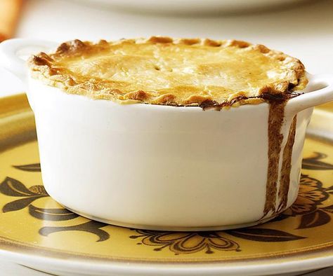 A classic winter warmer, these individual beef and red wine pies combine tender morsels of meat in a rich, savoury sauce. Wine Pie, Pie Pastry Recipe, Pie Tart, Savory Sauce, Savory Pie, Beef Dinner, Beef Steak, Pastry Recipes, Pot Pie