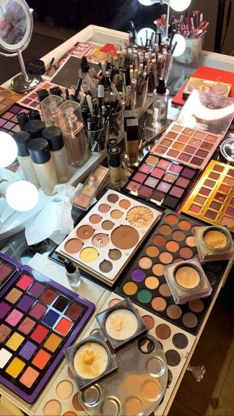 Makeup Artist Black Women, Mua Aesthetic Job, Make Up Artist Aesthetic, Make Up Artist Photoshoot, Mua Aesthetic, Dollar Store Makeup, Makeup Artist Aesthetic, Makeup Artist Working, Makeup Artist Kit Essentials