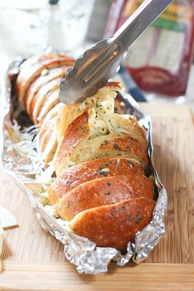 cheesy-bread-1b French Loaf Garlic Bread, Easy Bread Ideas For Dinner, Stuffed Garlic Cheese Bread, Cheesy Garlic French Bread Recipe, Garlic Bread With French Bread, French Bread With Cheese, Garlic Bread Appetizer, Cheesy Stuffed Bread, Cheesy Bread Loaf