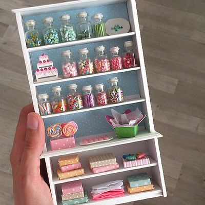 Candy Shelf, Miniature Iron, Miniature Candy, Diy Barbie House, Dollhouse Design, Miniature Foods, Doll Furniture Diy, Attic Conversion, Diy Barbie Furniture