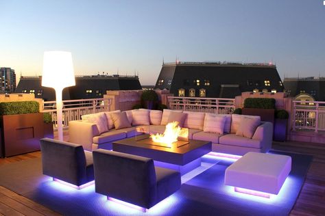 11 illuminating ways to light up your life (and home) with LED light strips Modern Patio Lighting, Garden Room Lighting, Roof Terrace Design, Blitz Design, Outdoor Living Space Design, Terrasse Design, Outdoor Lighting Design, Diy Outdoor Lighting, Patio Diy