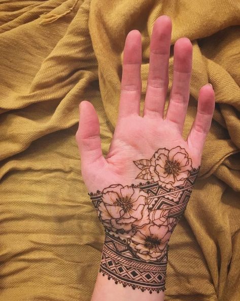 Henna Flower Designs, Floral Henna, Floral Henna Designs, Tato Henna, Henna Tattoo Hand, Henna Tattoo Designs Hand, Henna Art Designs, Simple Henna Tattoo, Latest Henna Designs