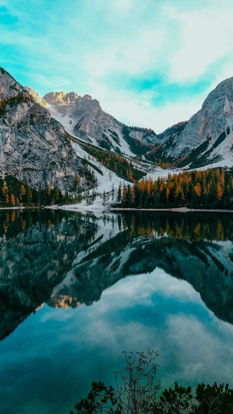 45 Free Beautiful Mountain Wallpapers For iPhone You Need To Download Today (HD Quality) New Nature Wallpaper, Mountain Landscape Photography, Mountain Wallpaper, Travel Wallpaper, Mountain Lake, Alam Yang Indah, Pine Trees, Beautiful Places To Travel, Landscape Wallpaper