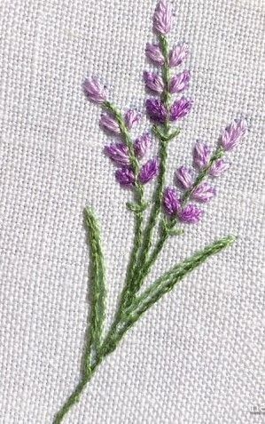 Embroidered Lavender Flowers, Lavender Embroidery Pattern, Embroidery Flowers Tutorial, Lavender Embroidery, Embroidery Napkins, Cushion Embroidery, Simple Hand Embroidery Patterns, Diy Embroidery Patterns, Embroidery Stitches Tutorial