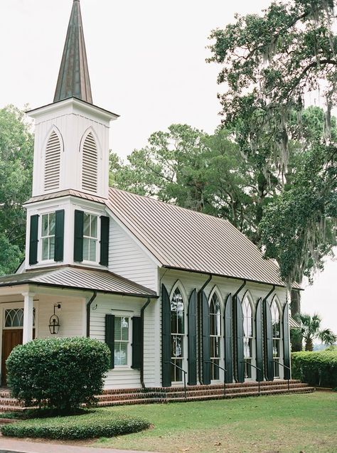 Autumn & Philip planned a luxurious getaway for the two of them and their closest family and friends at the gorgeous Montage Palmetto Bluff in Bluffton, South Carolina. Autumn & Philip’s Southern Vogue Wedding was a planning and travel experience that quite literally took us places we never expected, but it was an utter delight throughout! Venues | Ceremony Venue | Reception Venue | Garden Chapel Wedding, South Carolina Church Wedding, The Montage Palmetto Bluff, Charleston South Carolina Wedding Venues, Wedding Venues In South Carolina, Palmetto Bluff South Carolina, Wedding Venue Mansion, Southern Church Wedding, Charleston Wedding Aesthetic