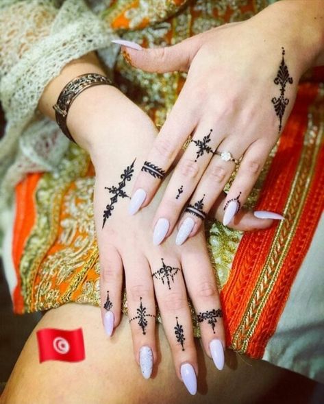 Model Henna, Simple Henna, Traditional Clothes, North Africa, Tiny Tattoos, Simple Weddings, Henna Designs, Traditional Outfits, Henna