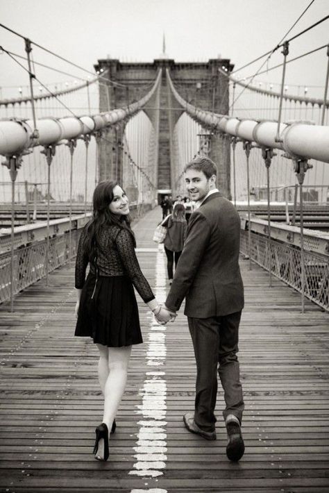 Brooklyn Bridge Pictures, Brooklyn Bridge Engagement Photos, Couple Poses Photography, Photo Bridge, Engagement Photos Nyc, Engagement Session Ideas, Pre Wedding Photography, Wedding Photography Ideas, Bridge Photography