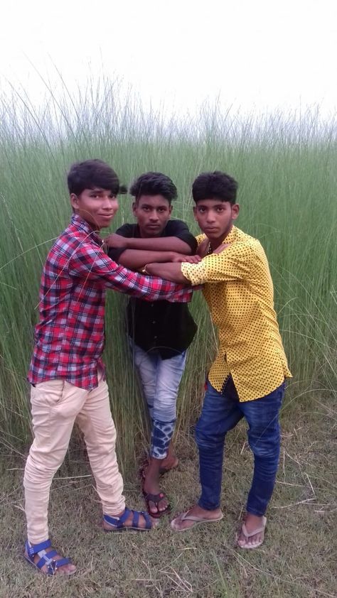 Group Of 3 Poses Funny, Anti Mati Gaya Pose, Funny Poses 3 People, Awkward Trio Poses, Three People Poses Funny, Trio Picture Ideas Funny, Funny Poses To Do With Friends, Trio Pictures Funny, Pose Prindapan