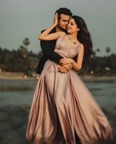 Prenup Theme, Prenup Photos, Pre Wedding Photoshoot Beach, Pre Wedding Photoshoot Props, Pre Wedding Photoshoot Outfit, Engagement Photography Poses, Bridal Photography Poses, Wedding Photoshoot Props, Pre Wedding Photoshoot Outdoor